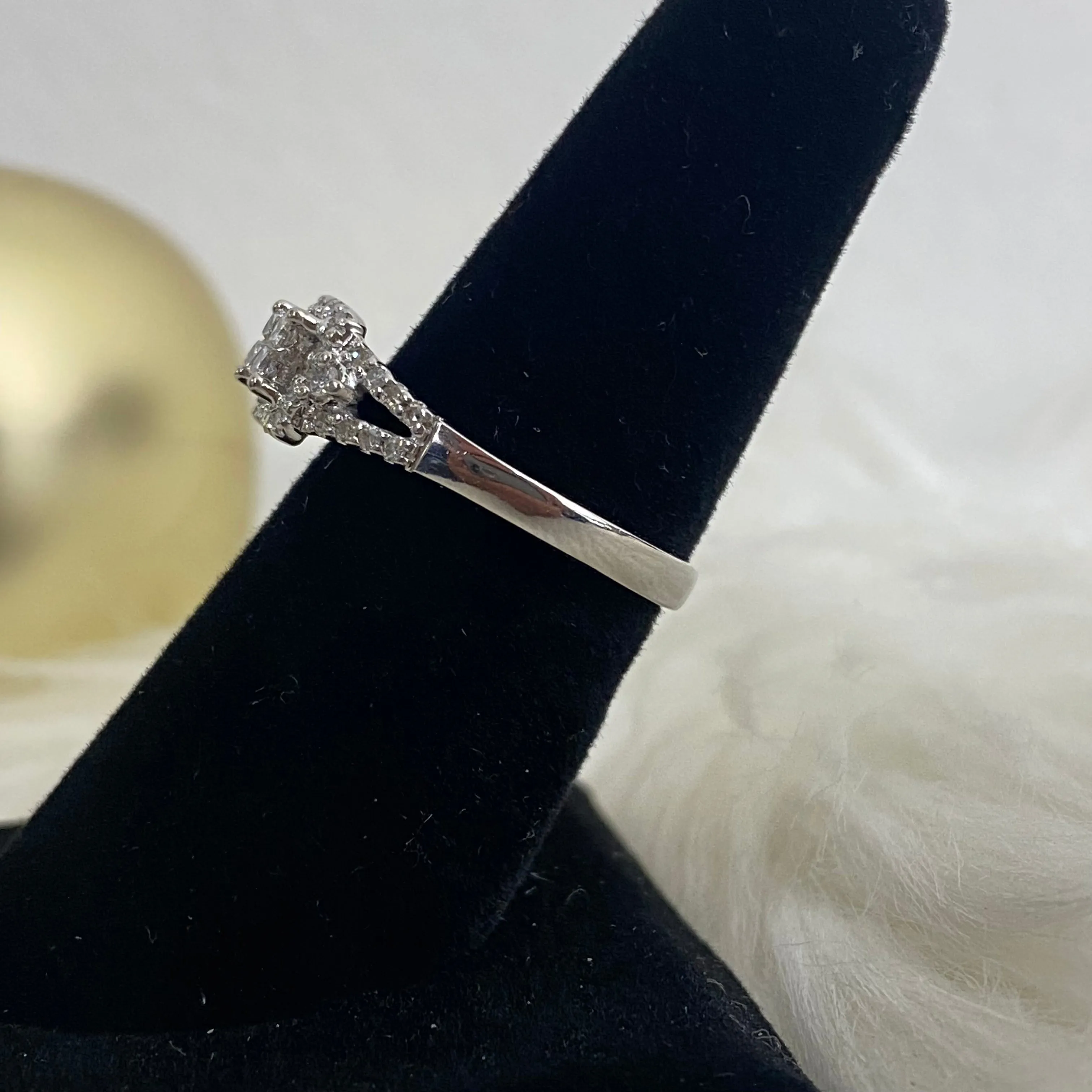 10K White Gold Diamond Square Engagement Ring Ct Dia / 3.2gr / Size 6.5