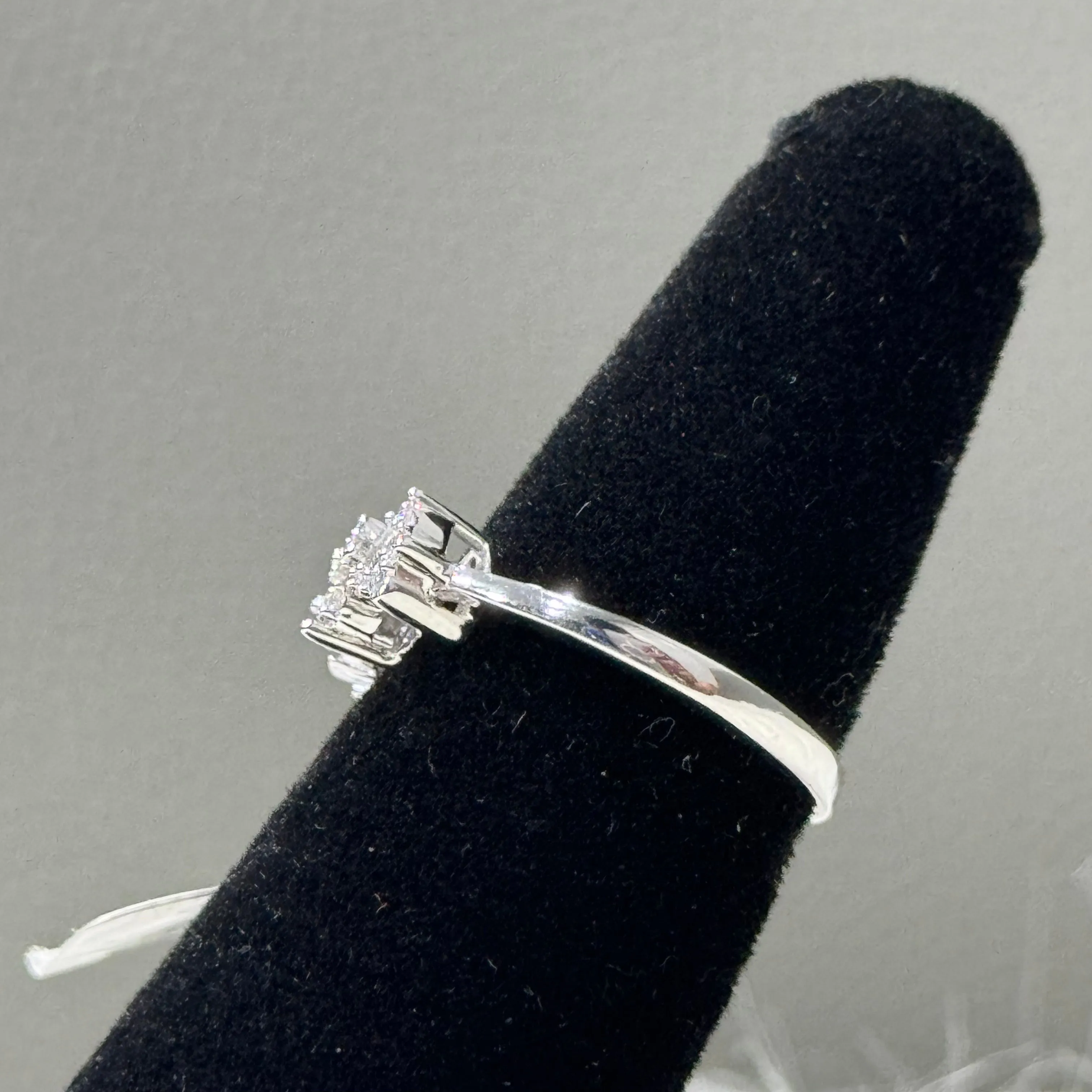 14K White Gold Diamond Hearts Engagement Ring 0.50Ct Dia / 2.9gr / Size 7