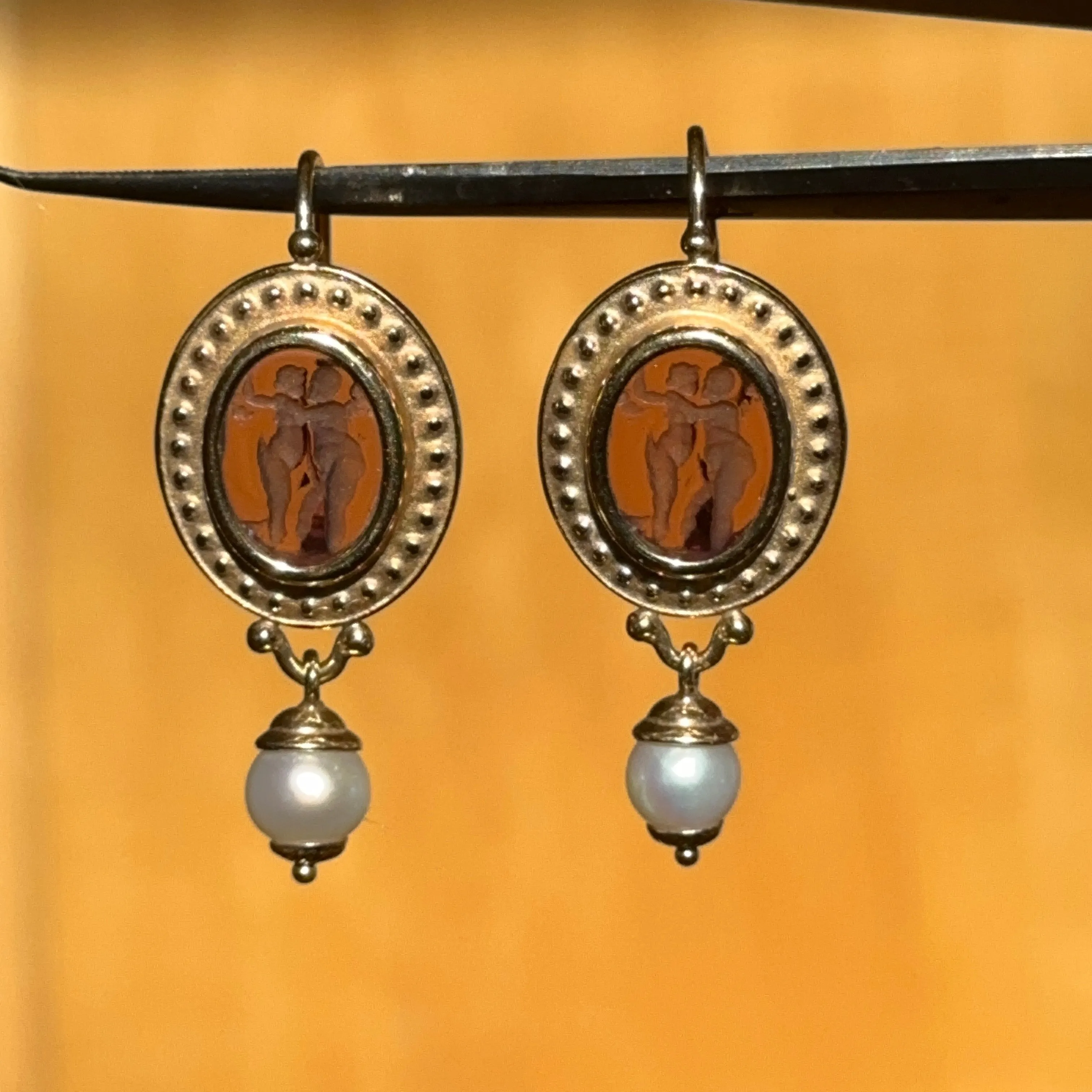 Estate 14KT Yellow Gold Intaglio Venetian Glass Oval Lever Back Earrings   Pearl