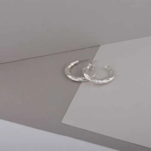 Merx Fashion Medium Sized Shiny Silver Hammered C-Hoop Earrings