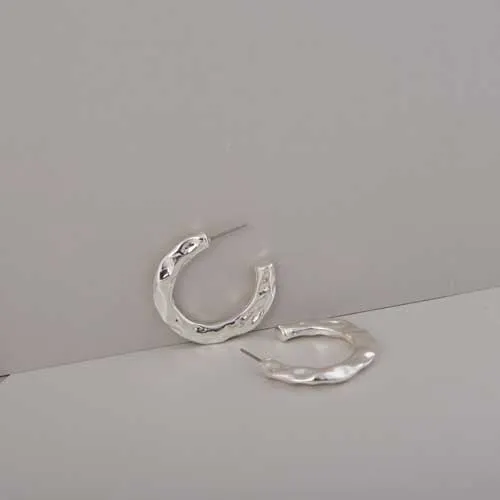 Merx Fashion Medium Sized Shiny Silver Hammered C-Hoop Earrings