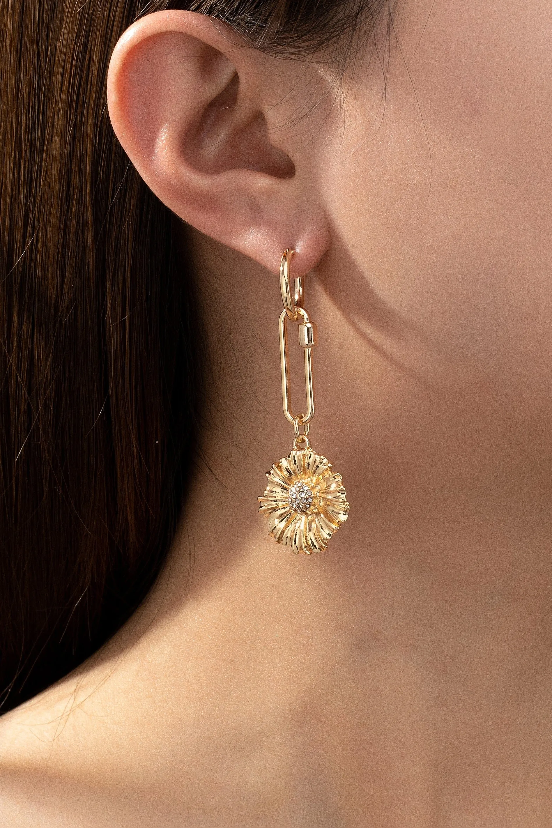 Oval Link Flower Drop Huggie Earrings In Gold