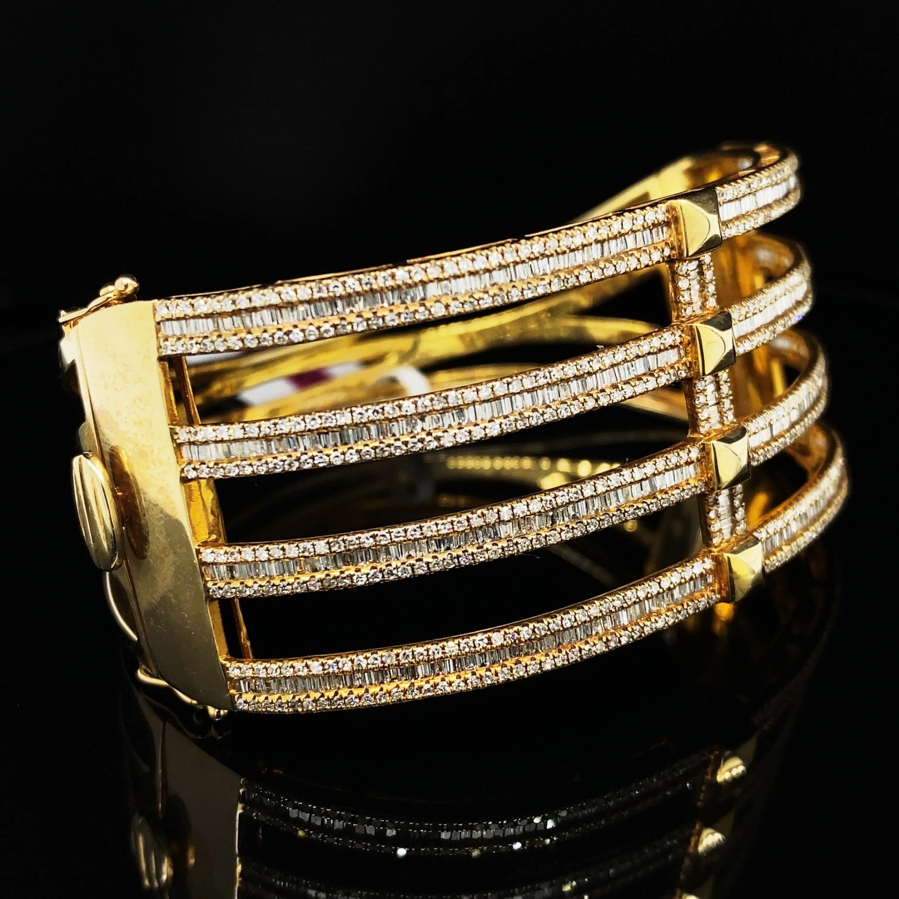 PREORDER | Golden Armor Paved Diamond Bangle 14kt