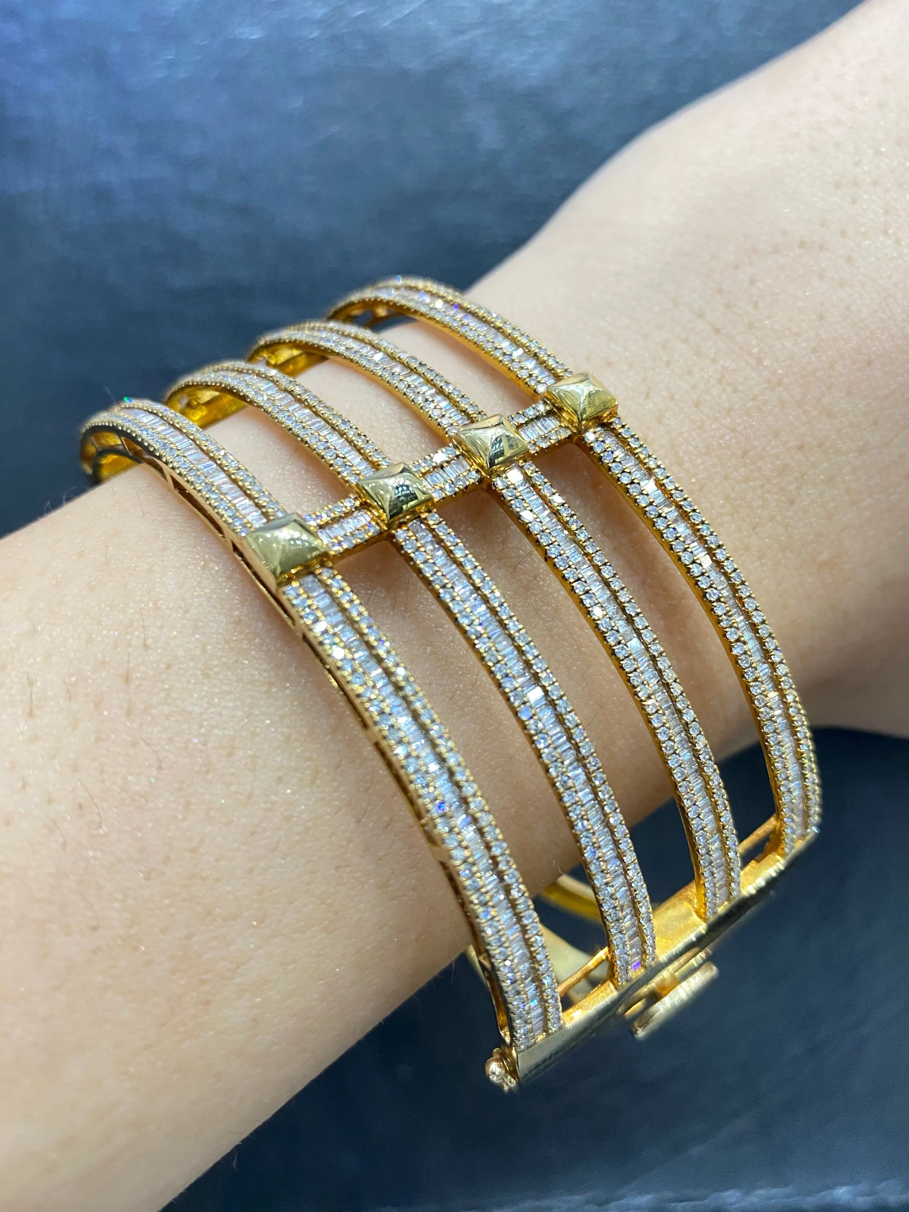 PREORDER | Golden Armor Paved Diamond Bangle 14kt